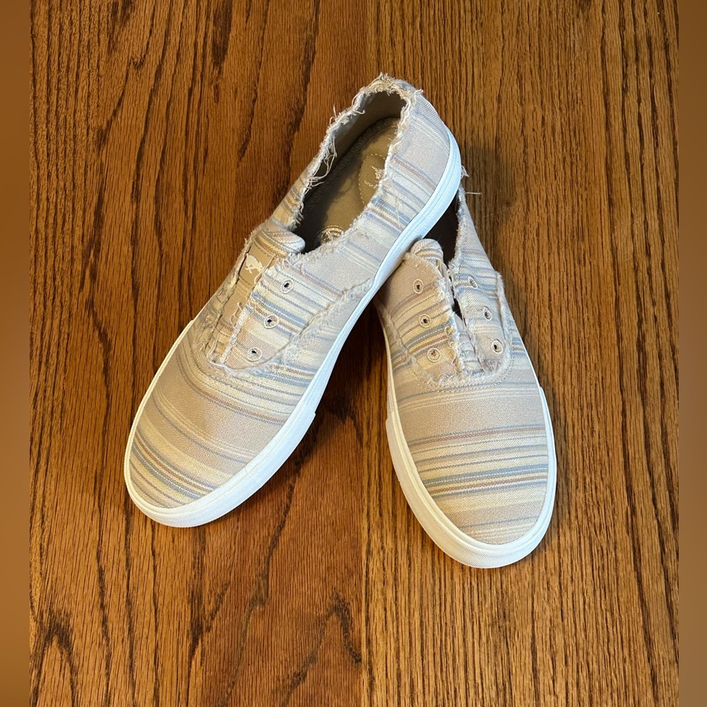 Rocket Dog Laceless Natural Striped Shoe Size 9